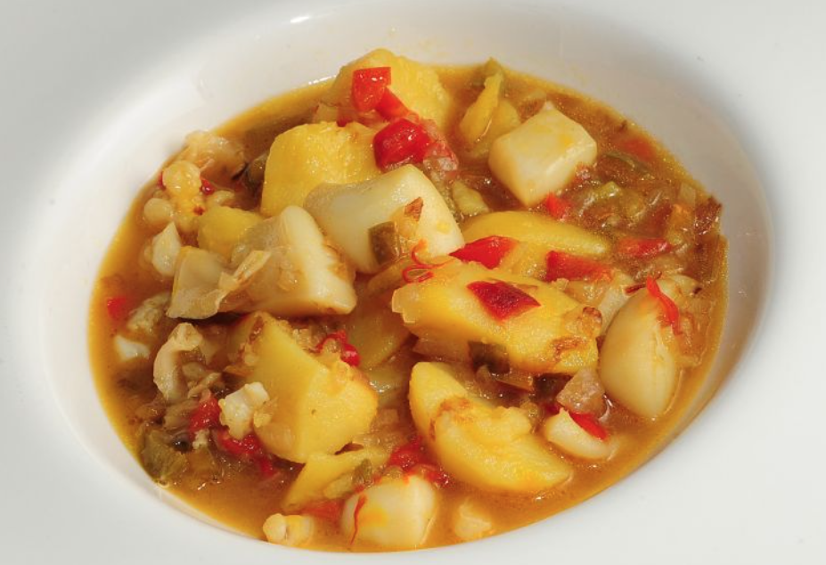 Ensalada de pimientos asados atún y huevo con sepia y patatas